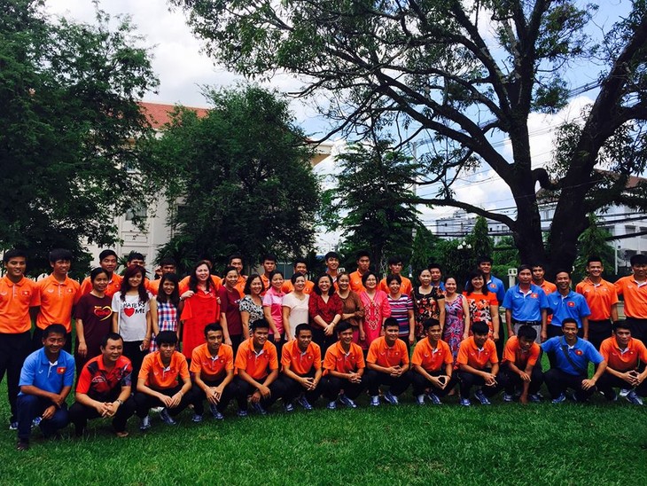 Đội  tuyển U19 Việt Nam thăm Đại sứ quán Việt Nam tại Lào - ảnh 2